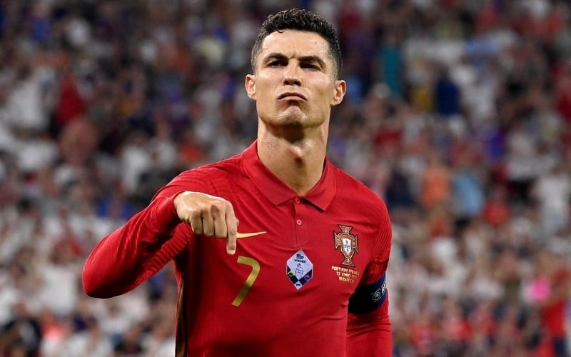 Cristiano Ronaldo đeo băng đội trưởng nhiều mùa giải Euro nhất