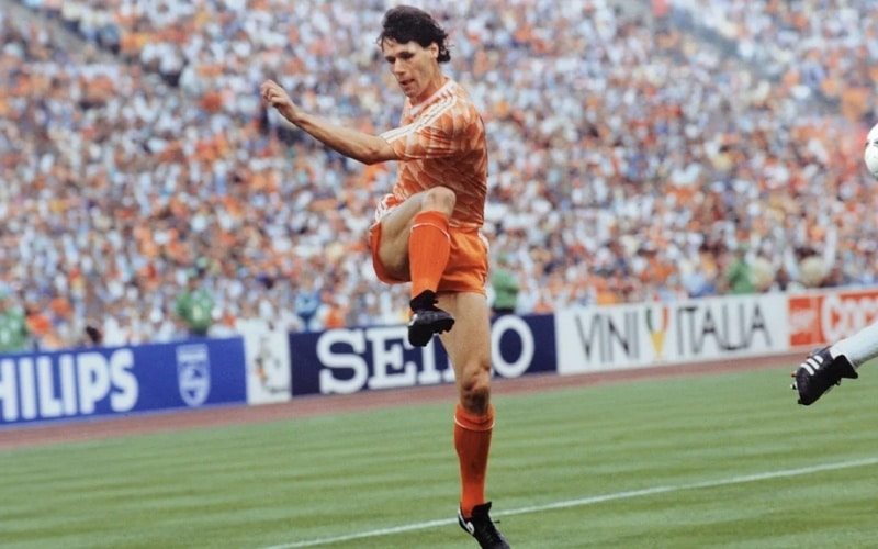 Marco van Basten sở hữu nhiều cú vô lê đẳng cấp 