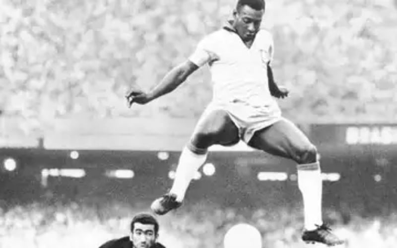 Pelé ghi dấu ấn với bàn thắng vô lê tuyệt đẹp 