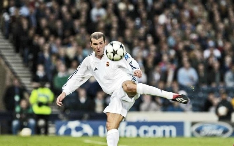 UEFA 2001 là sân khấu cho tuyệt phẩm vô lê của Zinedine Zidane