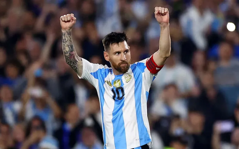 Messi tuyên bố sẽ tiếp tục chơi bóng