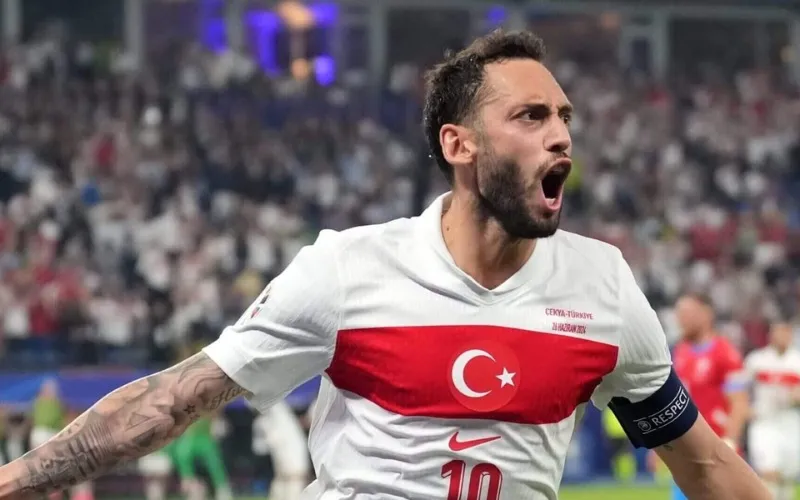 Hakan Calhanoglu là mục tiêu theo đuổi của Man City