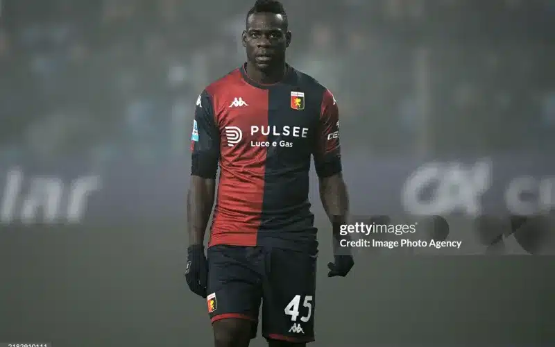 Balotelli sắp rời Genoa.