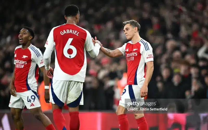 Cầu thủ Tottenham cho rằng Trossard đã để bóng ra ngoài đường biên trước khi Arsenal hưởng phạt góc.