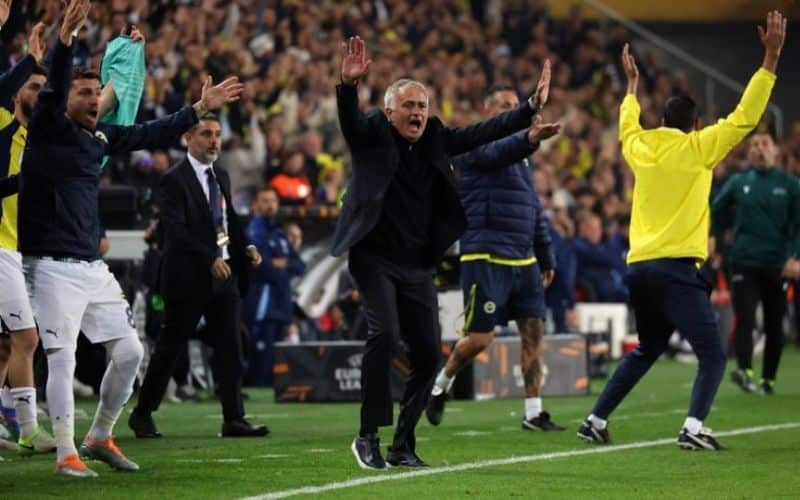 Đêm thăng hoa của Mourinho và Fenerbahce