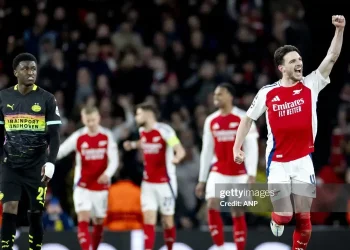 Arsenal tái lập thành tích của Manchester City