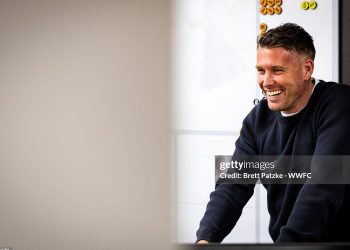 Rob Edwards và nhiệm vụ hàn gắn Wolverhampton